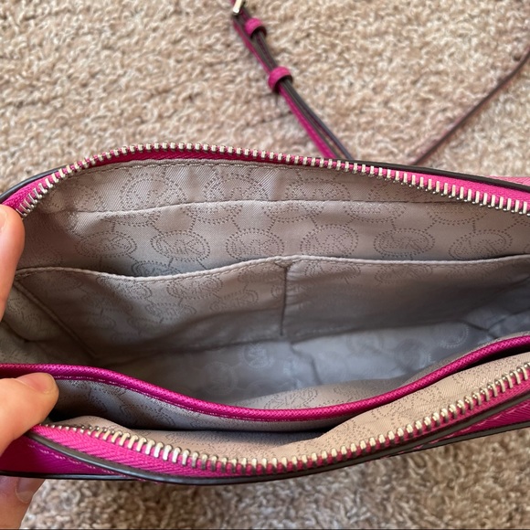 SOLD 💕 MK Jet Set Crossbody Purse - Picture 8 of 11